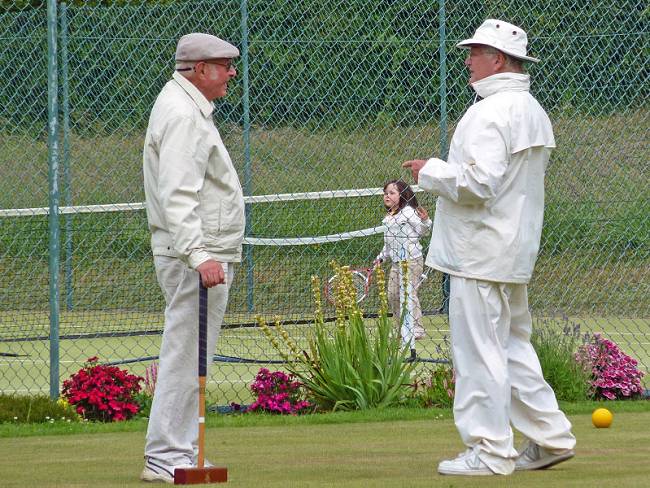 P1000438_0822_edited-1.jpg - No prizes for guessing who is listening and who is giving advice