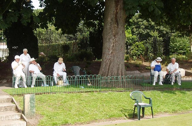 St5.jpg - Lunchtime.  Philip, Margaret Broome, Tim, Alan, Mike Wills, Richard