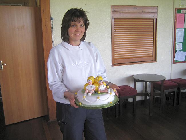 pic_01.jpg - Kate - our clever cake designer