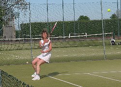 Tennis players overcome gusting wind